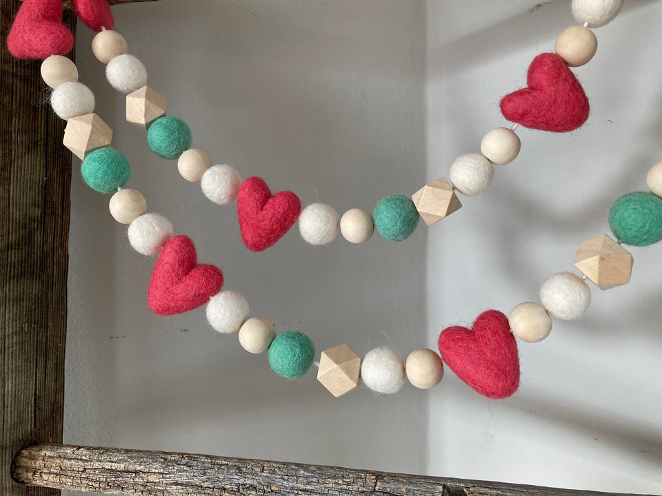Coral and mint felt heart garland. Valentine garland. Felt hearts. Valentines decor. Heart banner. 5ft
