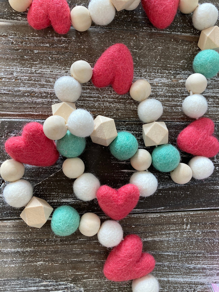 Coral and mint felt heart garland. Valentine garland. Felt hearts. Valentines decor. Heart banner. 5ft